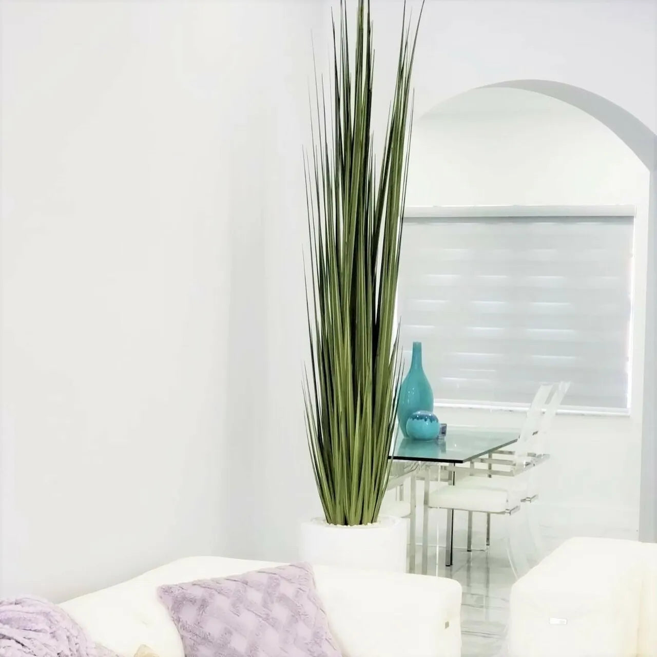 WHITE VASE GRASS