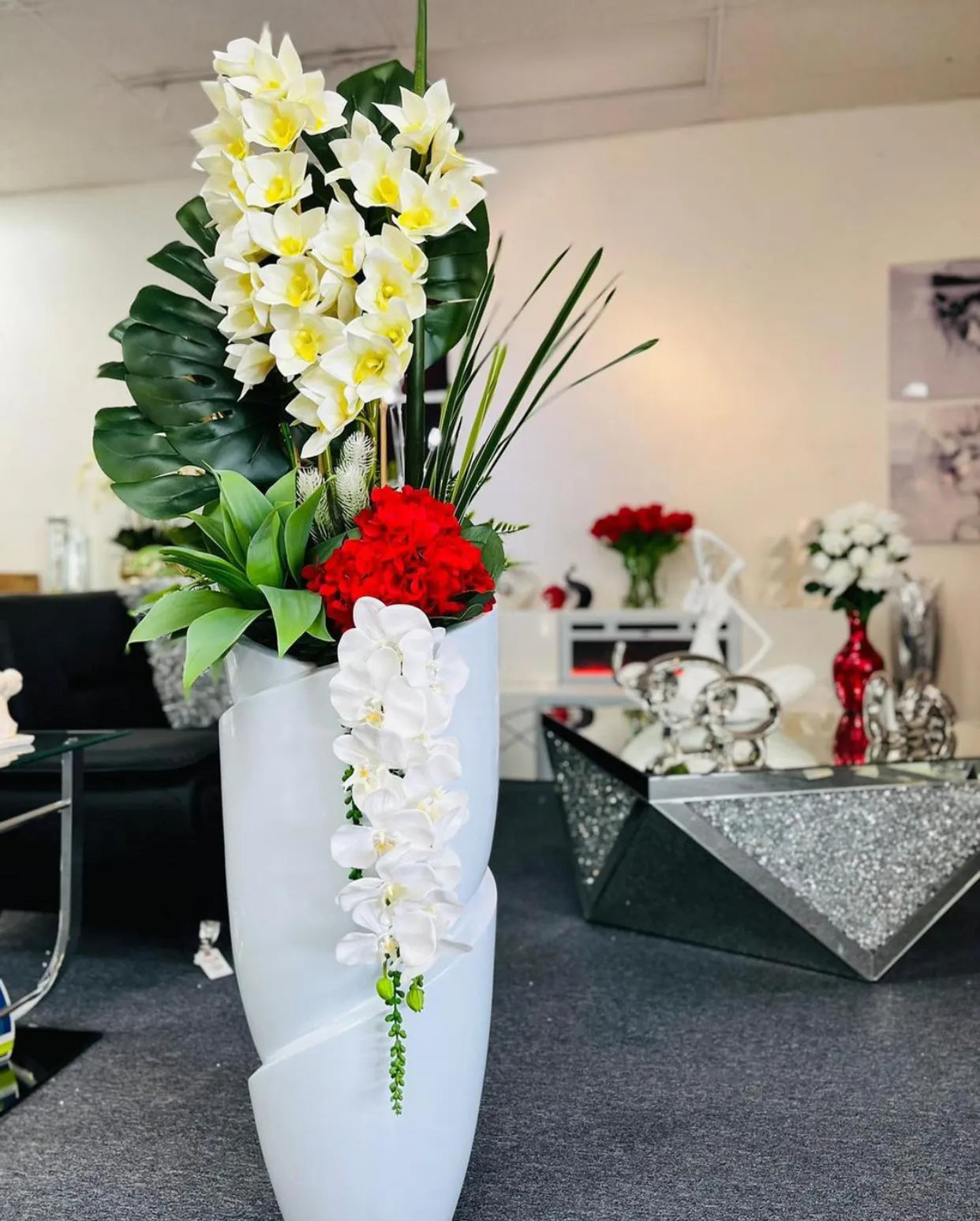 WHITE AND RED FLOWERS ARRANGEMENT