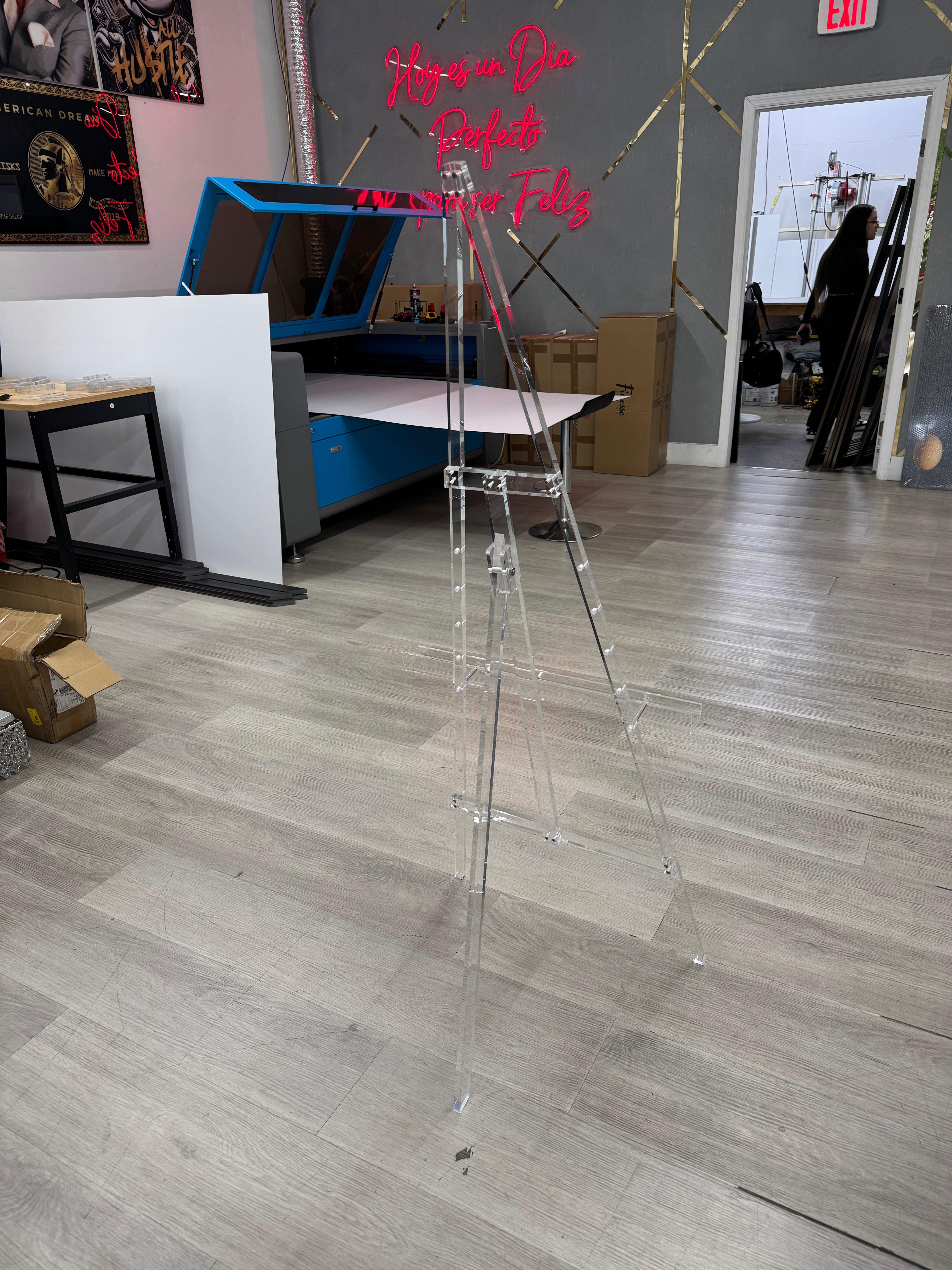 CLEAR ACRYLIC DISPLAY EASEL