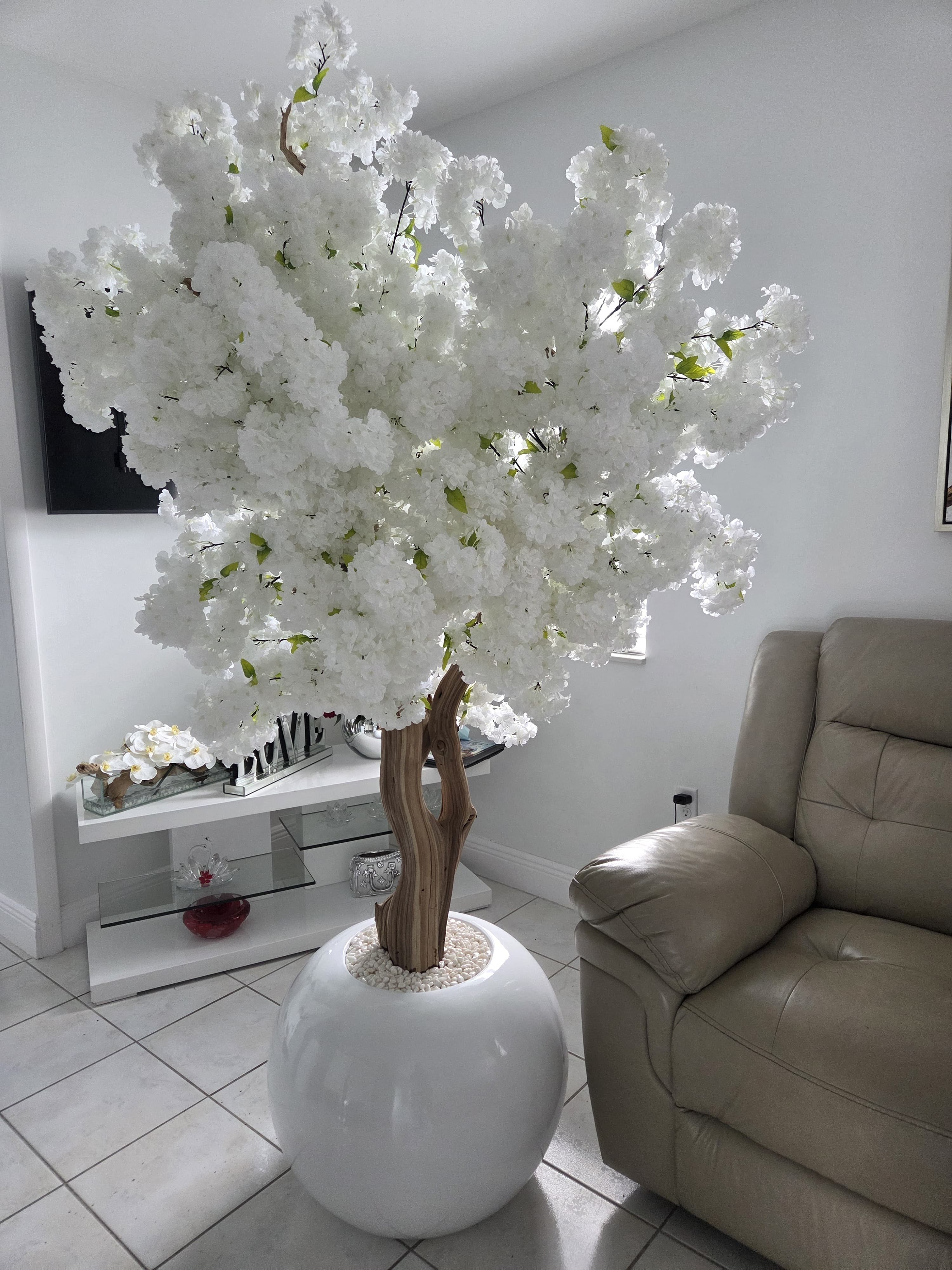 WHITE CHERRY BLOSSOMS BLACK ROUND VASE
